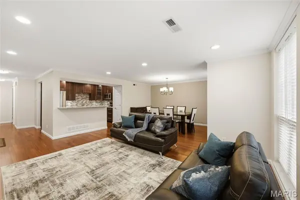 929 Claytonbrook DR #2, Ballwin, MO 63011