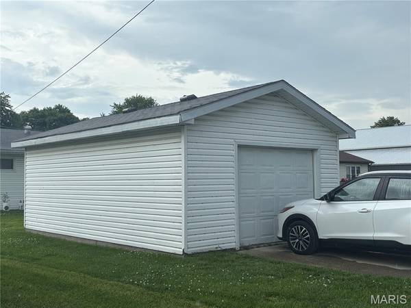 424 N 5th ST, Breese, IL 62230
