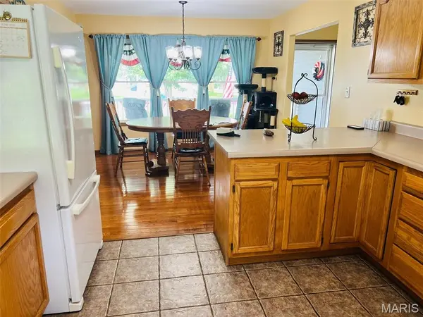 1408 Rosewood TER, Macon, MO 63552