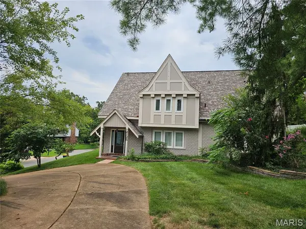 2125 Crystal DR,  Crystal Lake Park,  MO 63131