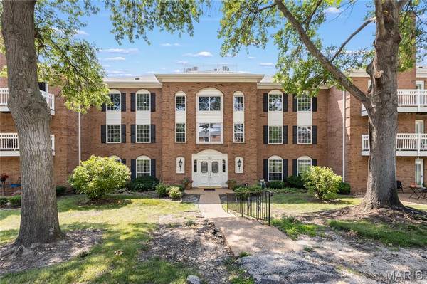 964 Claytonbrook DR #2B, Ballwin, MO 63011