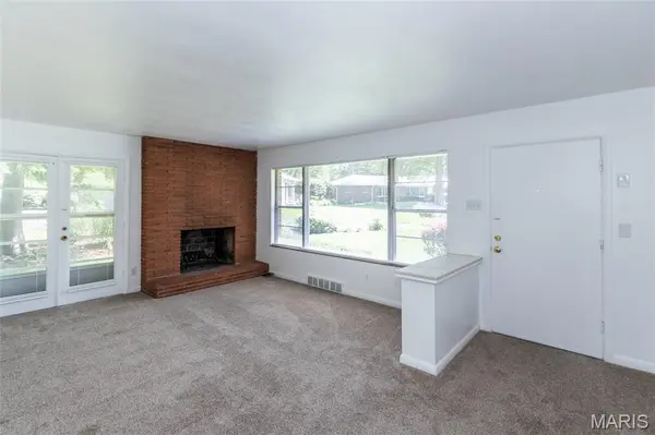 3 Creekside LN, Creve Coeur, MO 63141