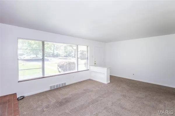 3 Creekside LN, Creve Coeur, MO 63141