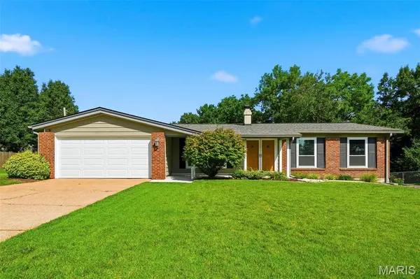 4970 Fernhill DR, St Louis, MO 63128