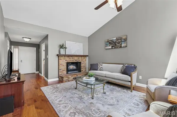 724 Sandy Summit Dr, Ballwin, MO 63021