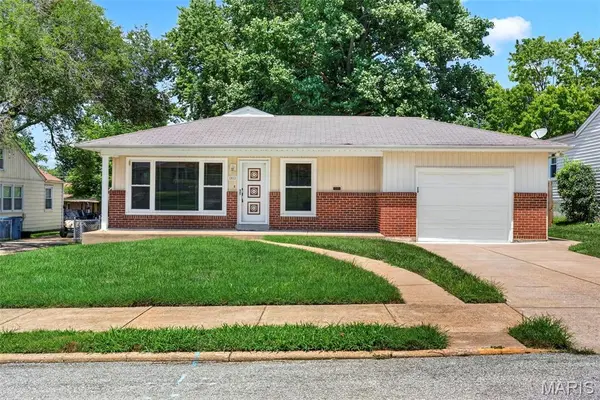 1011 Hawthorn AVE, St Charles, MO 63301