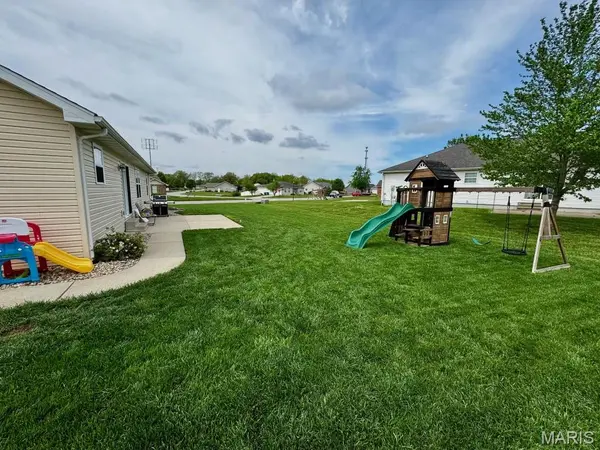 497 Rosewood LN, Aviston, IL 62216