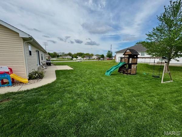 497 Rosewood LN, Aviston, IL 62216