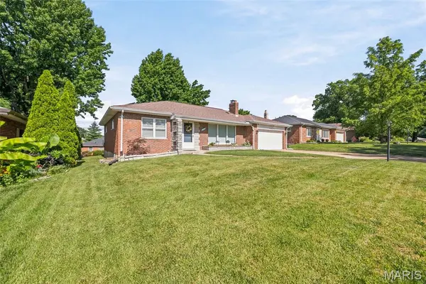 9841 Knollshire DR, St Louis, MO 63123