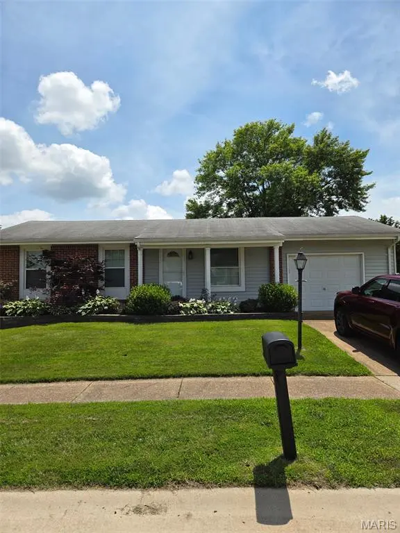 2210 Penncross CT, Fenton, MO 63026