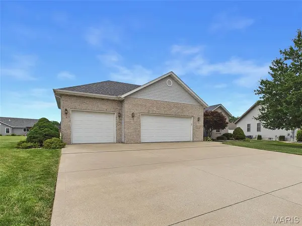 26 Woodcrest DR, Bethalto, IL 62010