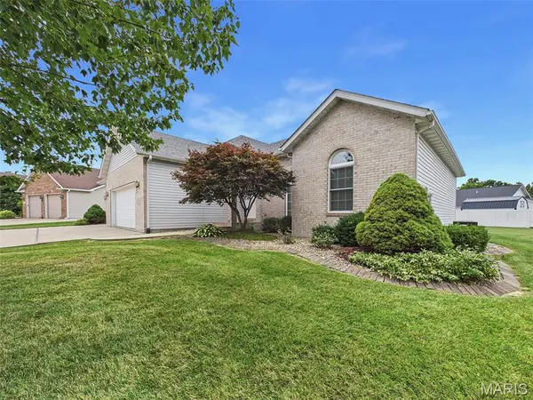 26 Woodcrest DR, Bethalto, IL 62010