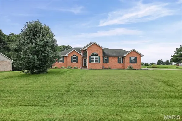 31607 Red Oak DR, Brighton, IL 62012