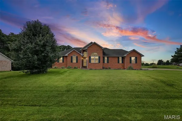 31607 Red Oak DR, Brighton, IL 62012