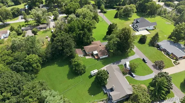 36 Marine LN, Maryland Heights, MO 63043