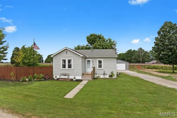 802 Randall DR, Brighton, IL 62012