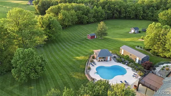 157 Blue Bell LN, Highland, IL 62249