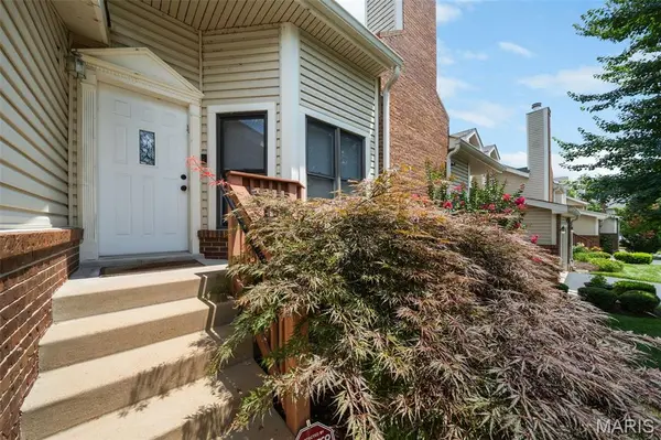 1028 N Spoede RD, Creve Coeur, MO 63146