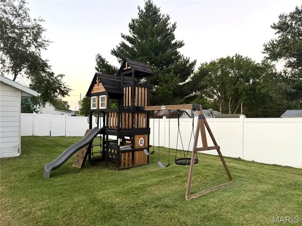 303 Davis, Ava, IL 62907