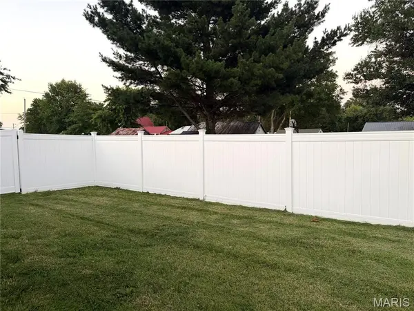 303 Davis, Ava, IL 62907