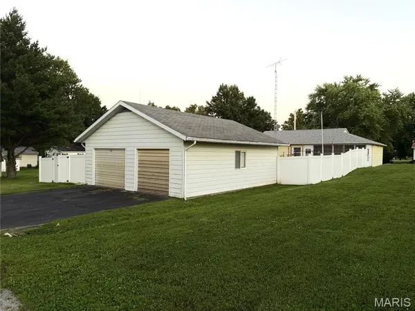 303 Davis, Ava, IL 62907