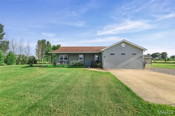9714 Hosto RD, Worden, IL 62097