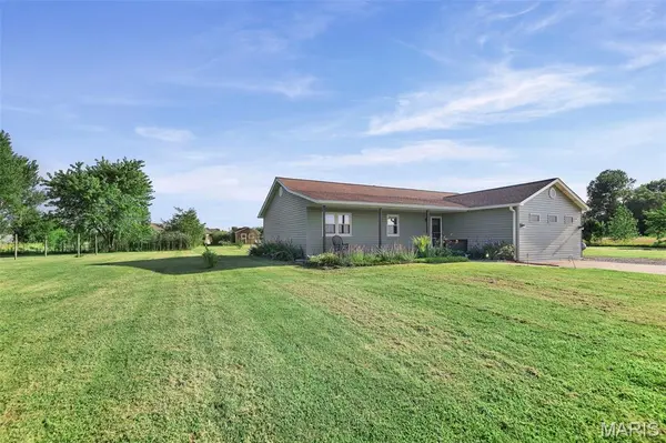 9714 Hosto RD, Worden, IL 62097