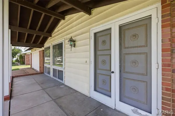 1552 Rathford DR, Creve Coeur, MO 63146