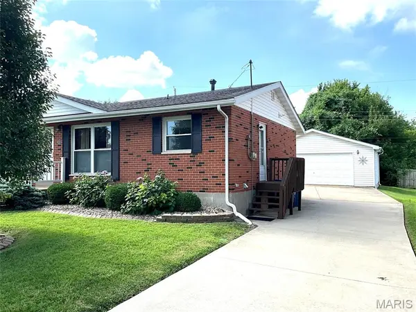 22 Lakeview DR, Pontoon Beach, IL 62040