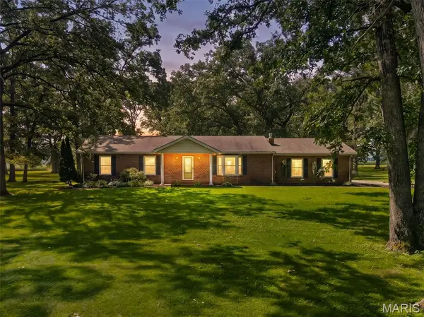 8861 Gilmore Lake RD, Columbia, IL 62236