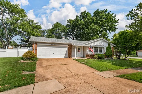 4688 Towne Centre DR, Mehlville, MO 63128