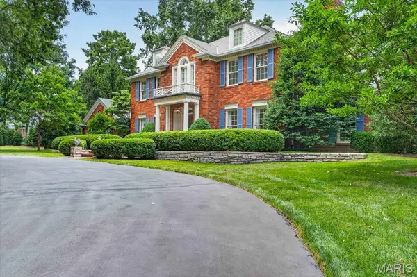 1233 Royal Glen DR, Town And Country, MO 63131