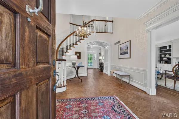 1233 Royal Glen DR, Town And Country, MO 63131