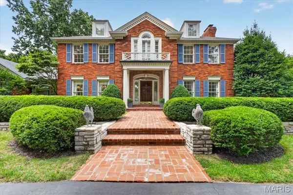 1233 Royal Glen DR, Town And Country, MO 63131