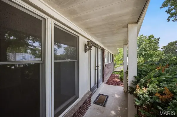 1001 Bridgeport DR, Ellisville, MO 63011