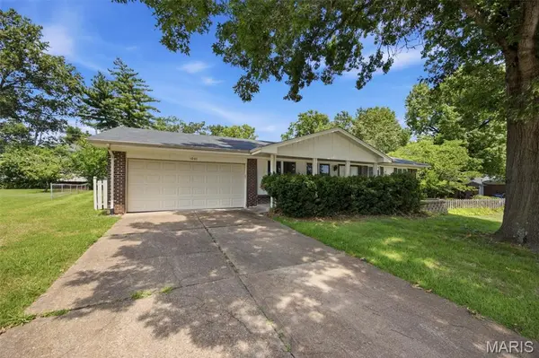 1001 Bridgeport DR, Ellisville, MO 63011