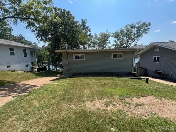 5786 N Lakeshore DR, Hillsboro, MO 63050