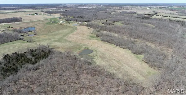 58350 Rocky Point LN, New London, MO 63459
