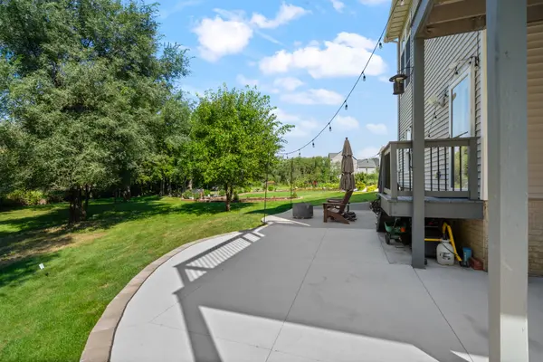 1600 Irish Woods CIR, Davenport, IA 52807