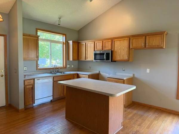 1516 Dublin CT, Shakopee, MN 55379