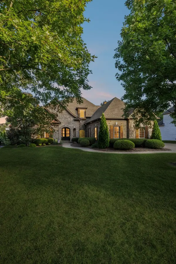 1005 Crimson Way, Hendersonville, TN 37075