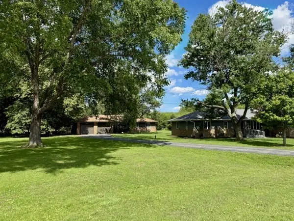 1108 Pearl DR, Mahomet, IL 61853