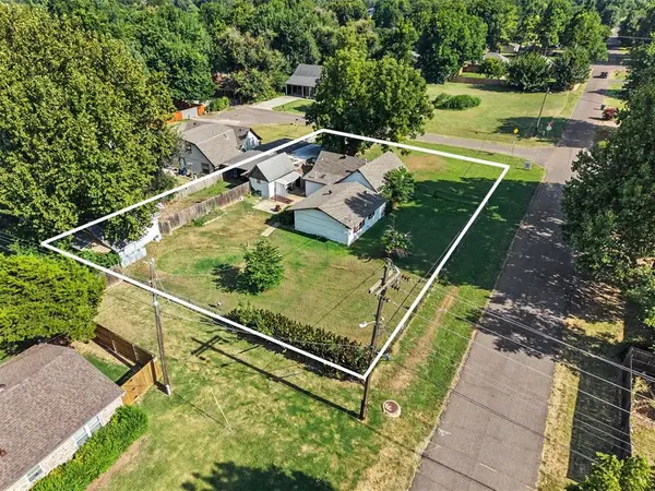 207 E Juniper LN, Mustang, OK 73064