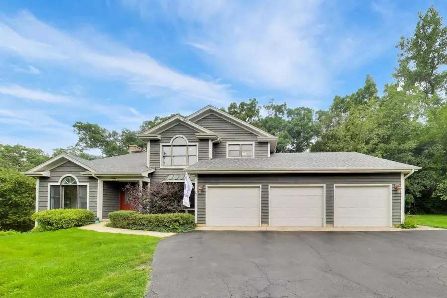 117 Stone Marsh LN, North Barrington, IL 60010