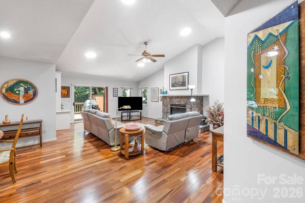 31 Hillcreek DR, Asheville, NC 28804