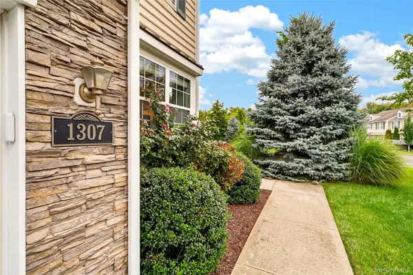 1307 Glastonbury LN, Fishkill, NY 12524