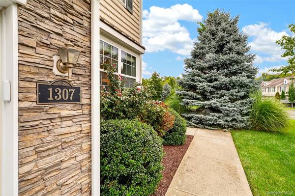 1307 Glastonbury LN, Fishkill, NY 12524