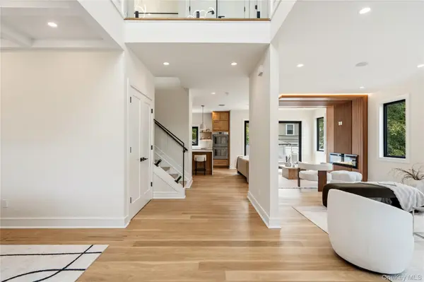30 Hedge LN, Westbury, NY 11590