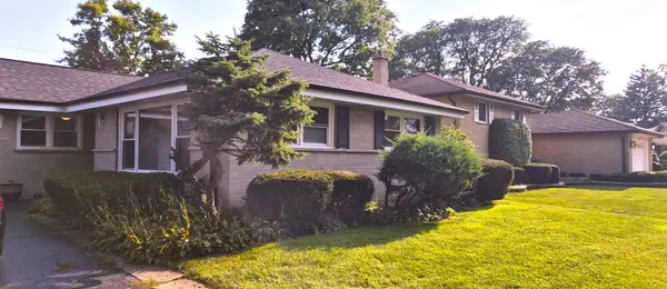 807 E Golfview DR, Mount Prospect, IL 60056