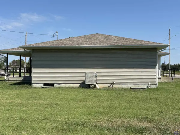 1310 Housatonic Street, Burlington, KS 66839